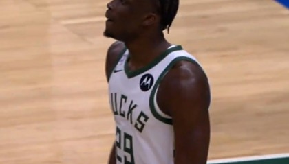 开云app-字母弟雄鹿首秀！老里：字母哥抓着我手 说自己很紧张&amp;手都出汗了